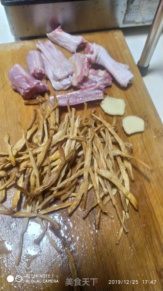 鸭骨黄花菜汤的做法步骤：1
