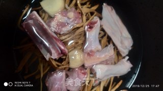 鸭骨黄花菜汤的做法步骤：2