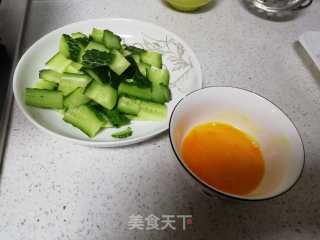 黄瓜炒鸡蛋的做法步骤：2