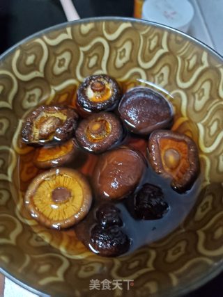 香菇虾米汤面的做法步骤：3