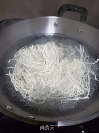 香菇虾米汤面的做法步骤：5