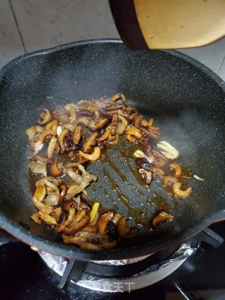 香菇虾米汤面的做法步骤：7