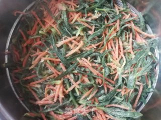 胡萝卜蒸面条菜的做法步骤：9