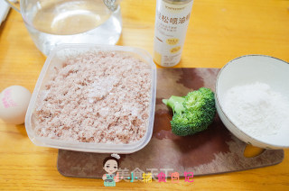 8m+西蓝花肉泥条的做法步骤：1