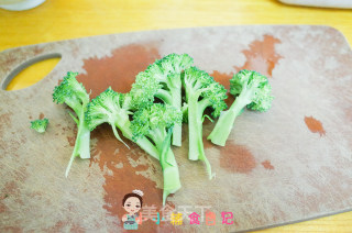 8m+西蓝花肉泥条的做法步骤：2