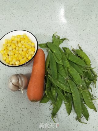 荷兰豆胡萝卜炒玉米粒的做法步骤：1