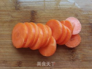 胡萝卜白菜年糕汤的做法步骤：1