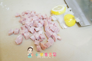 12个月以上香肠鳕鱼炒蛋粒粒面的做法步骤：2