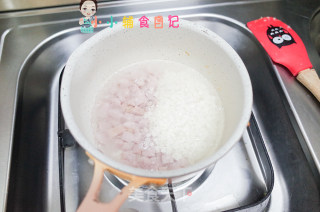 12个月以上香肠鳕鱼炒蛋粒粒面的做法步骤：4