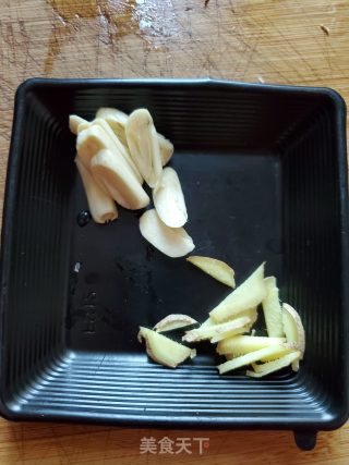三色小炒肉的做法步骤：2
