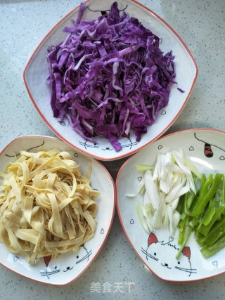 干豆腐炒紫甘蓝的做法步骤：4