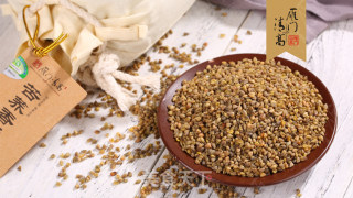你吃过加点粒粒的大米饭吗？苦荞大米饭的做法步骤：1