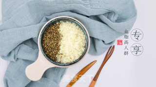 你吃过加点粒粒的大米饭吗？苦荞大米饭的做法步骤：5