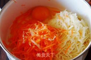 土豆鸡蛋饼的做法步骤：3