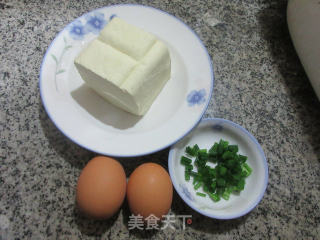 鸡蛋抱老豆腐的做法步骤：1