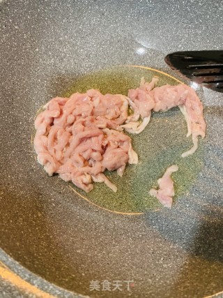 西葫芦木耳泡椒肉丝的做法步骤：2
