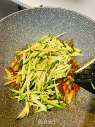 西葫芦木耳泡椒肉丝的做法步骤：6