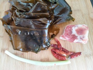 五花肉炒鲜海带的做法步骤：1