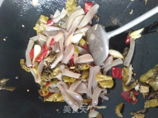 酸菜炒魔芋的做法步骤：5