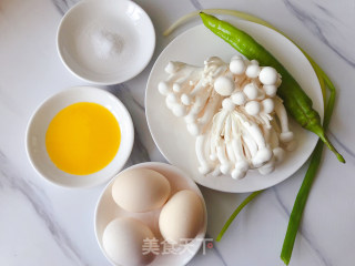 白玉菇炒鸡蛋的做法步骤：1