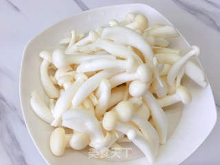 白玉菇炒鸡蛋的做法步骤：2