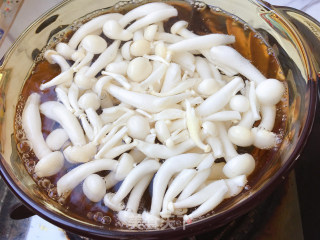 白玉菇炒鸡蛋的做法步骤：3