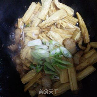 五花肉炒腐竹的做法步骤：6