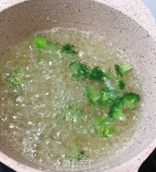 西兰花红薯泥的做法步骤：3