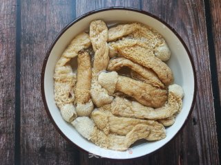 虫草花竹荪玉米土鸡汤的做法步骤：1