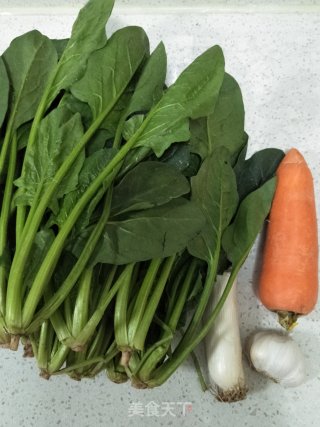 菠菜炒胡萝卜的做法步骤：1
