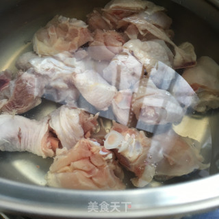 红烧鸡块米线的做法步骤：3