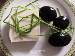 鲫鱼皮蛋豆腐汤的做法步骤：1