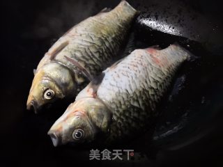 鲫鱼皮蛋豆腐汤的做法步骤：2