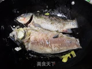 鲫鱼皮蛋豆腐汤的做法步骤：3