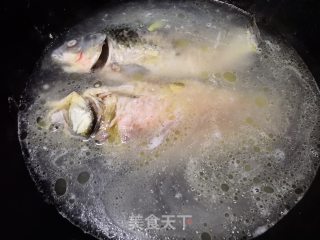 鲫鱼皮蛋豆腐汤的做法步骤：4