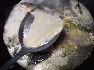 鲫鱼皮蛋豆腐汤的做法步骤：5