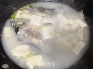 鲫鱼皮蛋豆腐汤的做法步骤：7