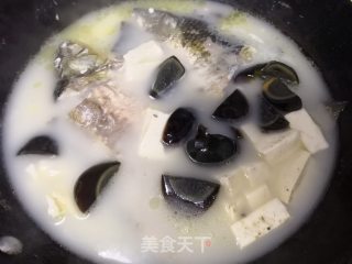 鲫鱼皮蛋豆腐汤的做法步骤：8