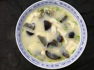 鲫鱼皮蛋豆腐汤的做法步骤：10
