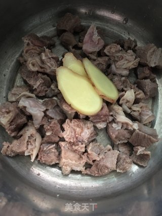 白萝卜煲牛腩汤的做法步骤：2