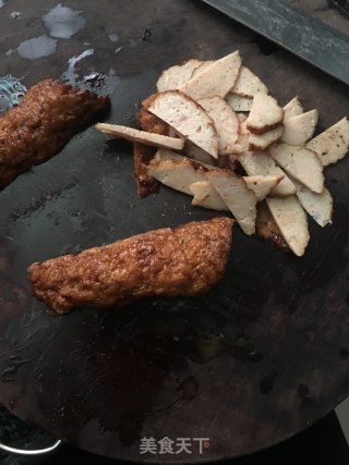 芹菜蒜苗炒肉饼的做法步骤：1