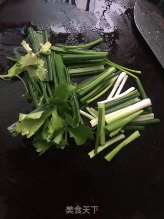 芹菜蒜苗炒肉饼的做法步骤：2