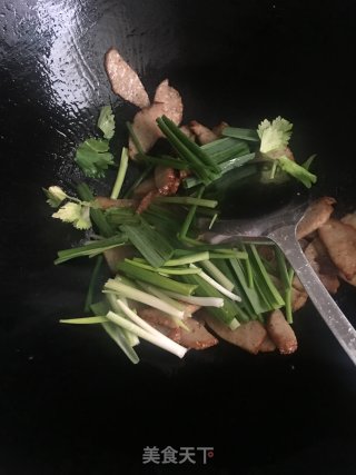 芹菜蒜苗炒肉饼的做法步骤：4