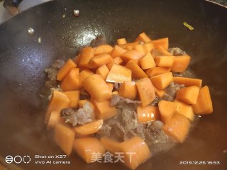 牛腩炖胡萝卜白菜的做法步骤：2