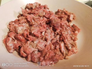 洋葱生姜炒牛肉的做法步骤：1