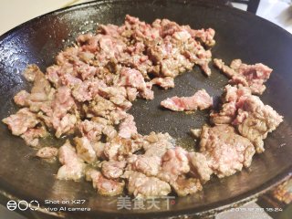 洋葱生姜炒牛肉的做法步骤：3