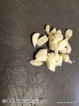 素炒韭芽的做法步骤：1