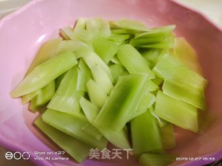 莴笋炒牛肉的做法步骤：2