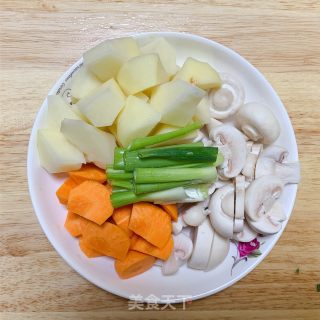砂锅焖鸡翅的做法步骤：7