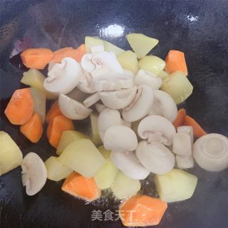 砂锅焖鸡翅的做法步骤：13